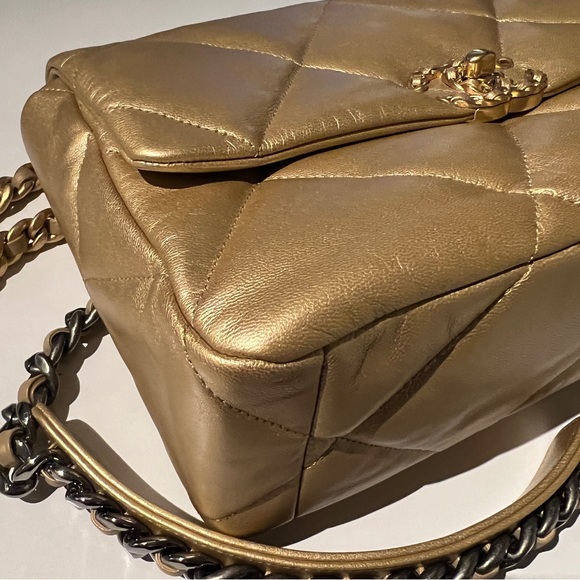 🦄 Chanel 19 Large in Gold Metallic - Picture 3 of 11